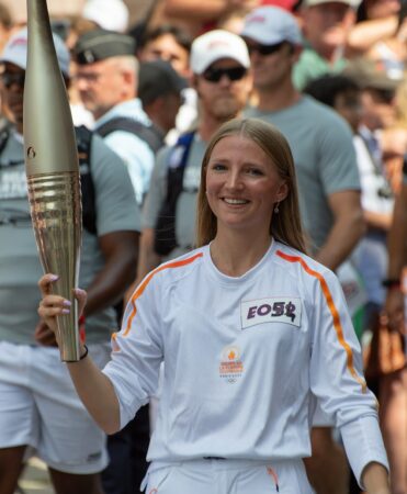 Pauline_Stey_avec_la_flamme_olympique_dans_les_rues_de_Saverne